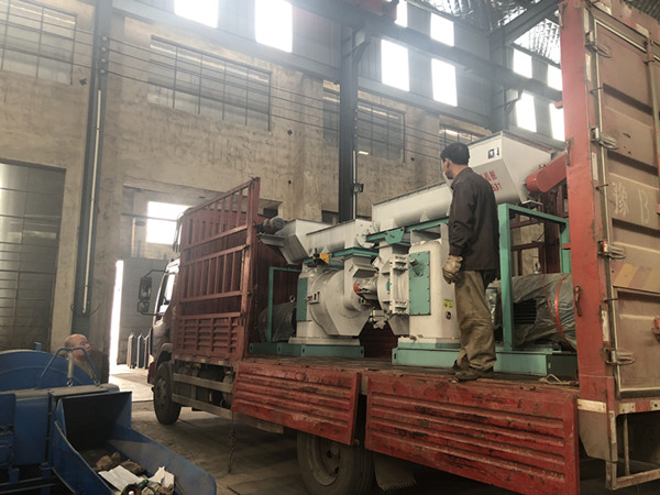 秸稈顆粒機(jī)2臺(tái)裝車